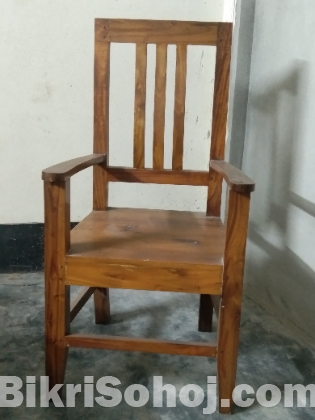 কাঠের চেয়ার